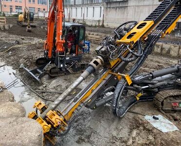 Gelber Bohrer mit rotem Bagger